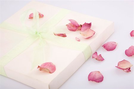 simsearch:400-04406240,k - present box with rose petals on white background Stock Photo - Budget Royalty-Free & Subscription, Code: 400-04806994