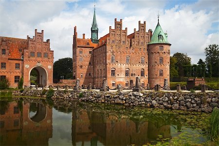 Egeskov castle in Denmark, built in 1554 Photographie de stock - Aubaine LD & Abonnement, Code: 400-04807439