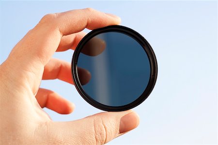 simsearch:400-03990194,k - Man's hand holds a ND (neutral density) optical filter against sky Stockbilder - Microstock & Abonnement, Bildnummer: 400-04807500