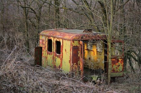 Long ago abandoned trailer forgotten in the woods Photographie de stock - Aubaine LD & Abonnement, Code: 400-04807511