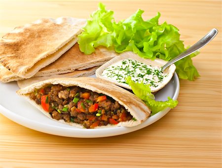 Pita bread with grilled meat and fresh salad. Foto de stock - Royalty-Free Super Valor e Assinatura, Número: 400-04807647