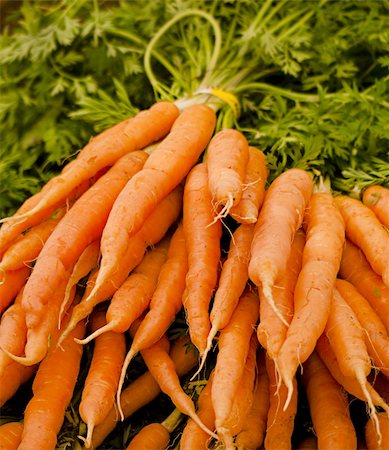 Close-up of fresh young carrots at a farmer's market. Photographie de stock - Aubaine LD & Abonnement, Code: 400-04808870
