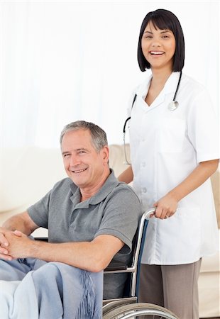 simsearch:400-04809124,k - Nurse with her patient looking at the camera Stockbilder - Microstock & Abonnement, Bildnummer: 400-04809126