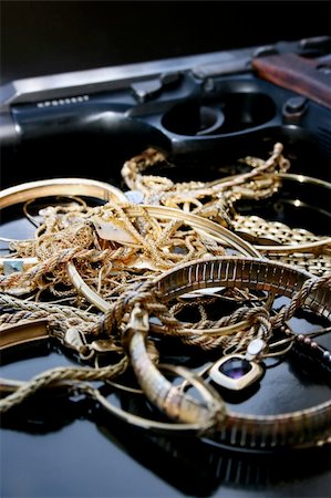 steal jewellery - automatic pistol with lots of gold jewelry Foto de stock - Super Valor sin royalties y Suscripción, Código: 400-04809211