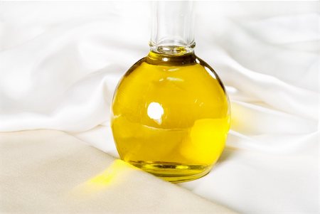 simsearch:400-03914146,k - italian exta virgin olive oil over a white silk background Photographie de stock - Aubaine LD & Abonnement, Code: 400-04800221