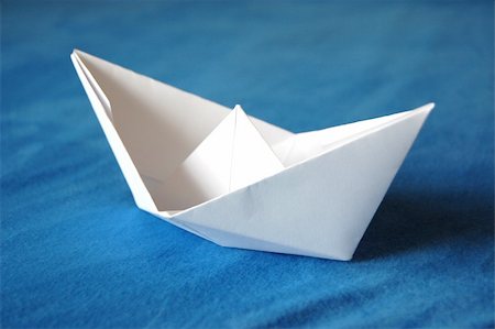 simsearch:400-05305468,k - origami paper boat isolated on blue water Fotografie stock - Microstock e Abbonamento, Codice: 400-04800599