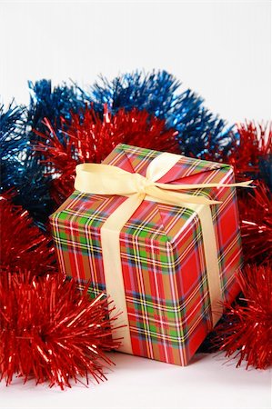simsearch:400-04233255,k - Christmas gift box with bow isolated on white background Foto de stock - Super Valor sin royalties y Suscripción, Código: 400-04801856