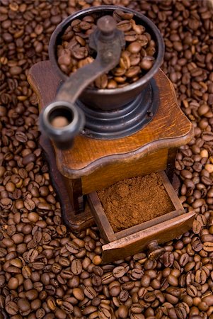 fräsen - grinder to milling coffee on grains of coffee Stockbilder - Microstock & Abonnement, Bildnummer: 400-04802416