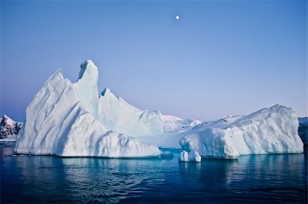 simsearch:400-04399415,k - Antarctic iceberg in the snow Stock Photo - Budget Royalty-Free & Subscription, Code: 400-04802566
