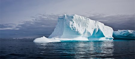 simsearch:400-05065751,k - Huge iceberg in Antarctica, beautiful winter background Photographie de stock - Aubaine LD & Abonnement, Code: 400-04802568