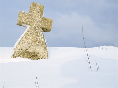 The stone cross is on white snow against the cloudy sky Stockbilder - Microstock & Abonnement, Bildnummer: 400-04802602