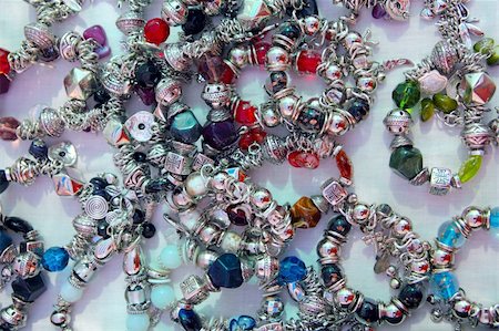 simsearch:400-05021263,k - silver jewelery bracelets shop display colorful stones Foto de stock - Super Valor sin royalties y Suscripción, Código: 400-04803053