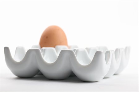 simsearch:400-04291976,k - Ceramic egg holder with one brown chicken egg. Shallow dof Photographie de stock - Aubaine LD & Abonnement, Code: 400-04803135