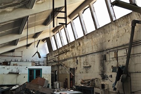 simsearch:400-07302052,k - Vandalized equipment and decaying interior of an abandoned factory. Foto de stock - Super Valor sin royalties y Suscripción, Código: 400-04814089