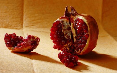 fotomod (artist) - Purified pomegranate lying on the table. Stock Photo - Budget Royalty-Free & Subscription, Code: 400-04814927