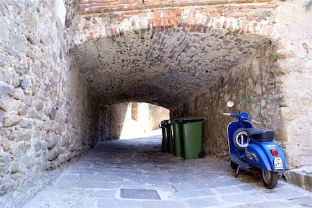 In the alley of an Italian city, between ancient walls and objects of daily life. Stock Photo - Budget Royalty-Free & Subscription, Code: 400-04816312