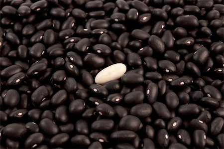 many black beans with a white bean Photographie de stock - Aubaine LD & Abonnement, Code: 400-04816750