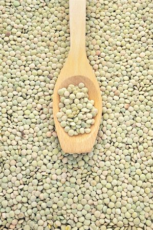 simsearch:400-08186065,k - Wooden spoon and dried green lentils Photographie de stock - Aubaine LD & Abonnement, Code: 400-04818326