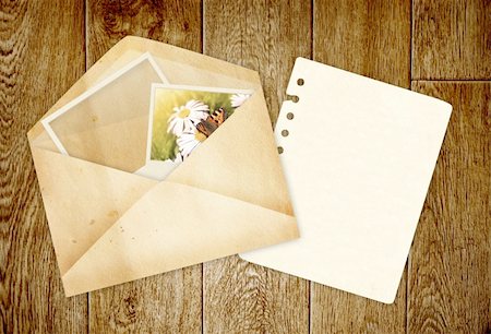 simsearch:400-06912658,k - Old envelope with photos on wooden planks Photographie de stock - Aubaine LD & Abonnement, Code: 400-04818990