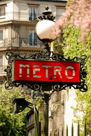 st germain - red metro sign in paris Foto de stock - Royalty-Free Super Valor e Assinatura, Número: 400-04819451