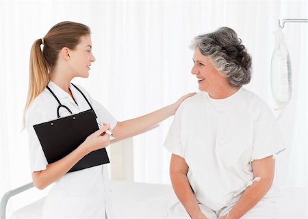 family visiting patient hospital bed - Nurse talking with her patient Stock Photo - Budget Royalty-Free & Subscription, Code: 400-04819551