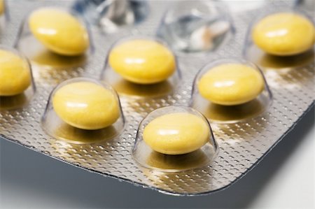 simsearch:400-05092596,k - Yellow and round pills in a factory packing Stock Photo - Budget Royalty-Free & Subscription, Code: 400-04819568