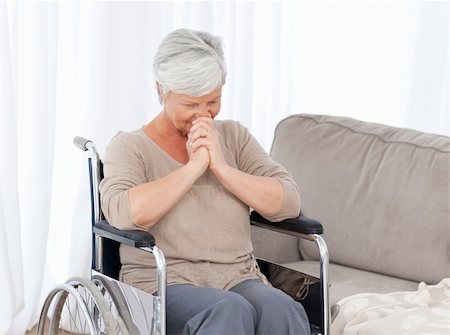 simsearch:400-04327275,k - Thoughtful senior in her wheelchair Stockbilder - Microstock & Abonnement, Bildnummer: 400-04819579