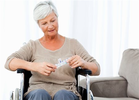 simsearch:400-04327275,k - Senior in wheelchair with pills Stockbilder - Microstock & Abonnement, Bildnummer: 400-04819583