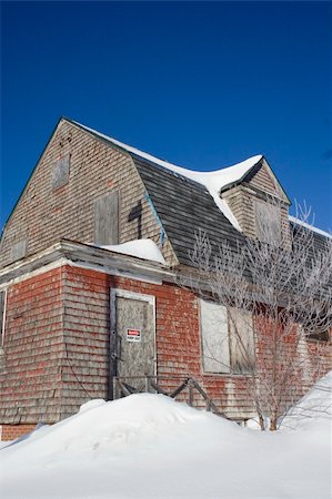 simsearch:400-05306863,k - Abandoned house in winter with keep out sign Photographie de stock - Aubaine LD & Abonnement, Code: 400-04811049