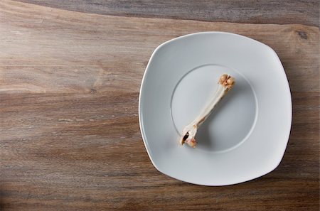 Empty dinner plate with bones set on wooden table Foto de stock - Super Valor sin royalties y Suscripción, Código: 400-04811043