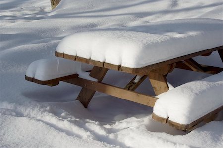 simsearch:400-05306863,k - Picnic table covered in snow in city park Fotografie stock - Microstock e Abbonamento, Codice: 400-04811054