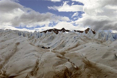 Two groups of trekkers leave their footprints in the ice of the magnifiscent Perito Moreno Glacier in El Calafate, Argentinian Patagonia. Nikon D60, VR 18-55mm Nikkor zoom lens set at 28mm. Exposure f/10 and 1/200s. No flash. January 27th, 2011. Stockbilder - Microstock & Abonnement, Bildnummer: 400-04811203