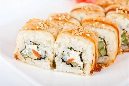 simsearch:400-05125903,k - Sushi rolls at plate isolated on a white Foto de stock - Royalty-Free Super Valor e Assinatura, Número: 400-04811243