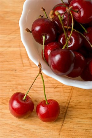 rice bowl - ripe cherries on the wood table Foto de stock - Super Valor sin royalties y Suscripción, Código: 400-04811253