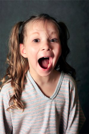 simsearch:400-06561568,k - Portrait 5 years girls shouting in studio Photographie de stock - Aubaine LD & Abonnement, Code: 400-04811900