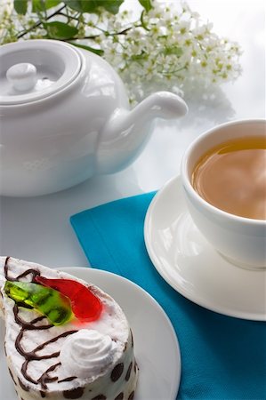 Cup of bird-cherry tea and biscuit cake with pieces of colored jelly Fotografie stock - Microstock e Abbonamento, Codice: 400-04812192