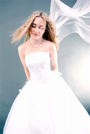 Young beautiful smiling  bride  posing Stockbilder - Microstock & Abonnement, Bildnummer: 400-04813397