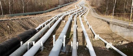 danicek (artist) - View of pipelines leading to the horizon with power-plant Foto de stock - Super Valor sin royalties y Suscripción, Código: 400-04813702
