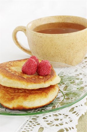 simsearch:400-08071201,k - Morning breakfast pancakes with the raspberries and the tea Photographie de stock - Aubaine LD & Abonnement, Code: 400-04824278