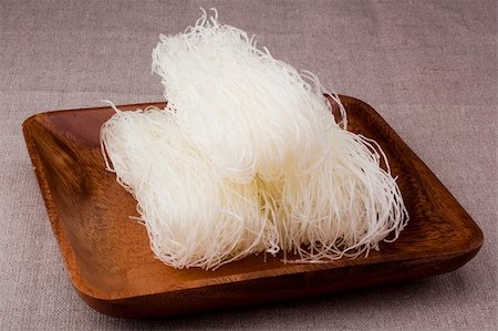 fideos de arroz - Close-up of white rice noodles on a brown plate. Foto de stock - Super Valor sin royalties y Suscripción, Código: 400-04824843