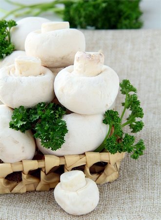 simsearch:400-07430898,k - Fresh mushrooms in a basket  on the board Stockbilder - Microstock & Abonnement, Bildnummer: 400-04824952
