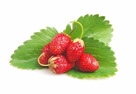 simsearch:400-06076486,k - red straberries with green leaves Foto de stock - Royalty-Free Super Valor e Assinatura, Número: 400-04825299