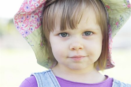 simsearch:400-04825533,k - Cute little girl with a hat outdoors Stock Photo - Budget Royalty-Free & Subscription, Code: 400-04825533