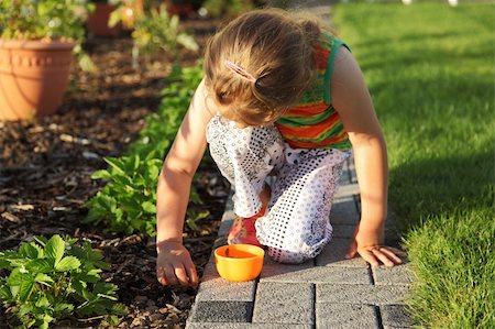 Small girl is helping in garden to weed up Foto de stock - Super Valor sin royalties y Suscripción, Código: 400-04829522