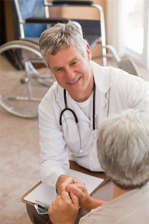 shoulder rides - Senior doctor talking with his patient Photographie de stock - Aubaine LD & Abonnement, Code: 400-04829865