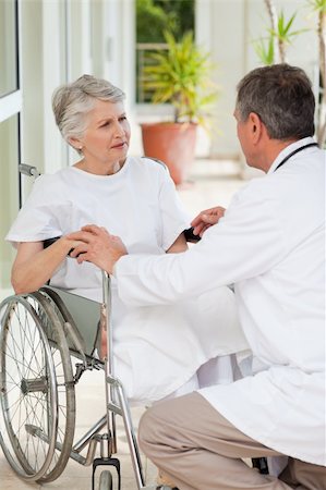 doctor pushing wheelchair - Senior doctor talking with his patient Stock Photo - Budget Royalty-Free & Subscription, Code: 400-04829894