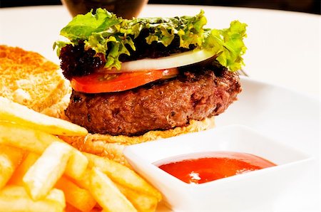 simsearch:400-07167126,k - fresh classic american hamburger sandwich with french fries and ketchup sauce on side Stockbilder - Microstock & Abonnement, Bildnummer: 400-04829974