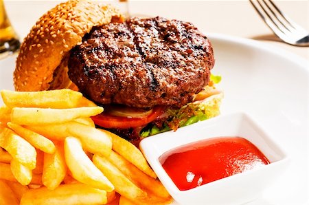 simsearch:400-07167126,k - fresh classic american hamburger sandwich with french fries and ketchup sauce on side Stockbilder - Microstock & Abonnement, Bildnummer: 400-04829975
