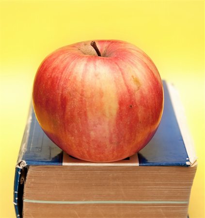 simsearch:400-04596714,k - old book with apple over yellow background Photographie de stock - Aubaine LD & Abonnement, Code: 400-04822613