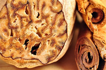 Beautiful macro of delicious spices: nutmeg and cinnamon sticks for dessert of coffee. Photographie de stock - Aubaine LD & Abonnement, Code: 400-04822627
